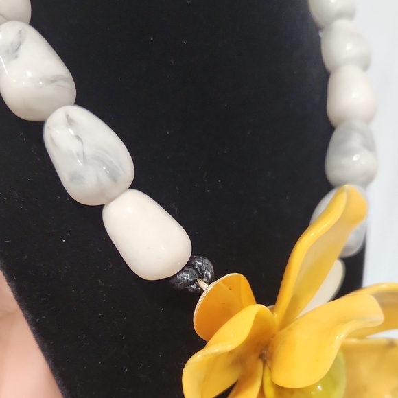 🏵🔹️Piper K  🔹️Beaded 18" Resin Necklace With Oversized Yellow Floral Pendant - Picture 9 of 14